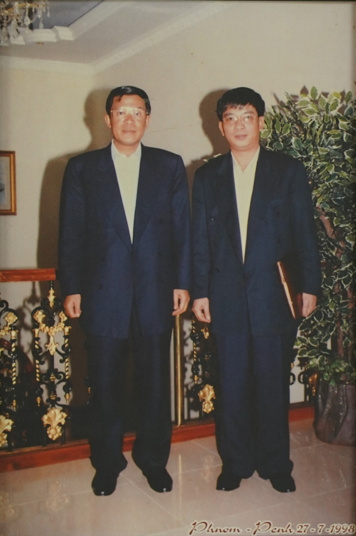 Thượng tướng Nguyễn Chí Vịnh (phải) và ông Hun Sen vào năm 1998 - Ảnh: Gia đình cung cấp