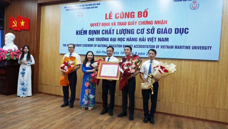 Đảng ủy, hội đồng Trường đại học Hàng hải Việt Nam đón nhận giấy chứng nhận kiểm định chất lượng cơ sở giáo dục chu kỳ 2 - Ảnh: TIẾN THẮNG