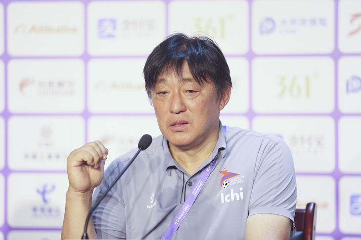 HLV đội Olympic Mông Cổ Otsuka Ichiro - Ảnh: ĐỨC KHUÊ