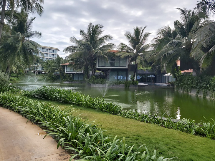Một góc khuôn viên khách sạn InterContinental Phú Quốc, dự án triển khai các giải pháp tiết kiệm nước và năng lượng từ trái phiếu xanh - Ảnh: N.BÌNH