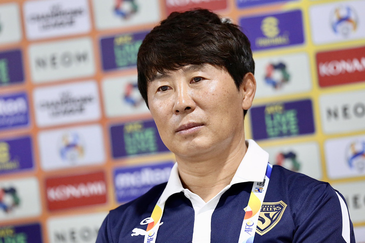 HLV Kim Gi-dong của Pohang Steelers đánh giá cao CLB Hà Nội - Ảnh: HOÀNG TÙNG
