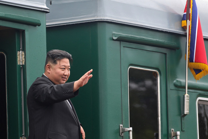 Nhà lãnh đạo Triều Tiên Kim Jong Un vẫy tay chào trước khi lên đoàn tàu bọc thép tại nhà ga Artyom ở vùng Primorsky, Nga hôm 17-9 - Ảnh: AFP