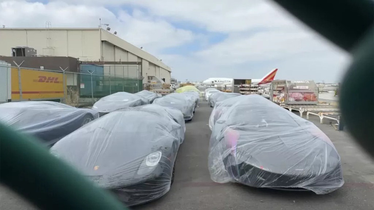 Bộ sưu tập siêu xe xuất hiện tại sân bay khiến giới mộ điệu đổ dồn về chiêm ngưỡng - Ảnh cắt từ video, nguồn: effspot