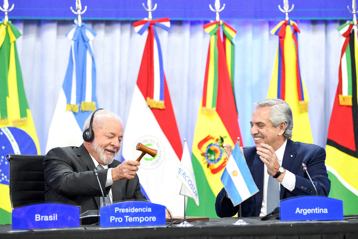 Nhà lãnh đạo Brazil Luiz Inacio Lula da Silva (trái) trong một sự kiện hồi tháng 7-2023 - Ảnh: REUTERS
