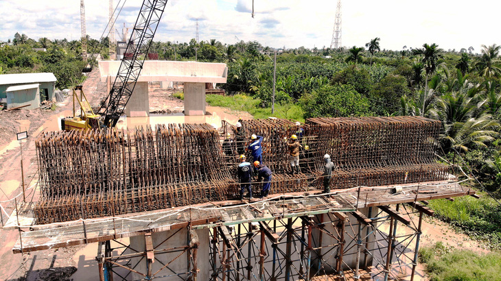 Cầu Rạch Miễu 2 đang gấp rút thi công, dự kiến hoàn thành trong năm 2026, sẽ kết nối các tỉnh ven biển Tây Nam Bộ thuận lợi hơn - Ảnh: MẬU TRƯỜNG