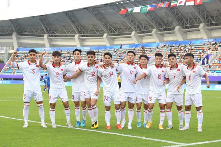 Niềm vui của Olympic Việt Nam khi ghi bàn vào lưới Olympic Mông Cổ - Ảnh: ĐỨC KHUÊ