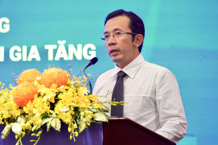 Ông Trần Xuân Toàn, phó tổng biên tập báo Tuổi Trẻ, phát biểu khai mạc hội thảo Bảo vệ tài khoản ngân hàng trước nguy cơ lừa đảo trực tuyến - Ảnh: HỮU HẠNH