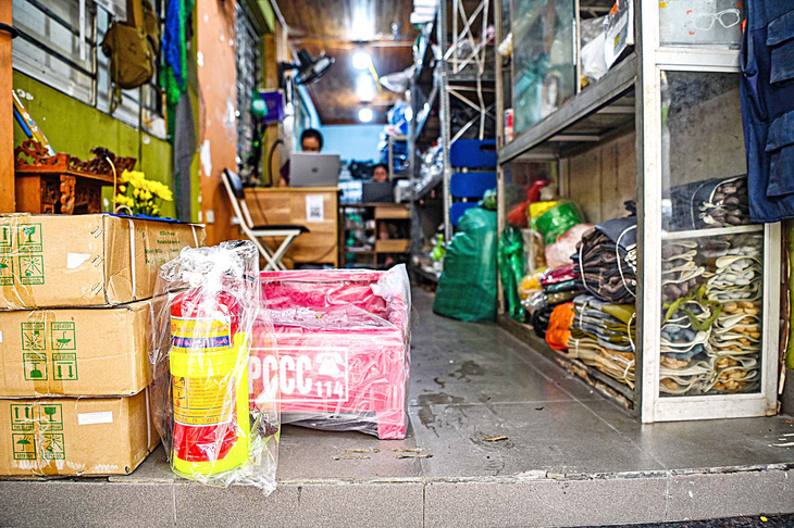 Cửa hàng bà Nhung ở phố Nguyễn Du (Hà Nội) trong mấy ngày gần đây mặt hàng thoát hiểm thang dây và mặt nạ chống độc &quot;cháy&quot; hàng - Ảnh: HỒNG QUANG