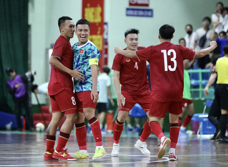 Niềm vui của đội trưởng Phạm Đức Hòa và các cầu thủ futsal Việt Nam sau bàn gỡ - Ảnh: Y KIỆN