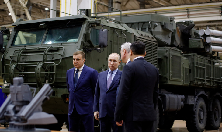 Tổng thống Nga Vladimir Putin thăm cơ sở sản xuất vũ khí ở thành phố Tula, Nga ngày 23-12-2022 - Ảnh: REUTERS