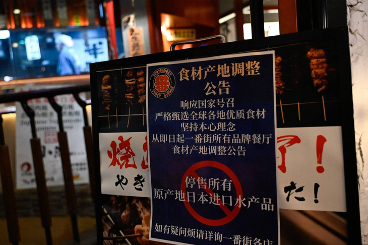 Thông báo ngưng nhập cá từ Nhật tại một cửa hàng ở Trung Quốc. Ảnh: AFP