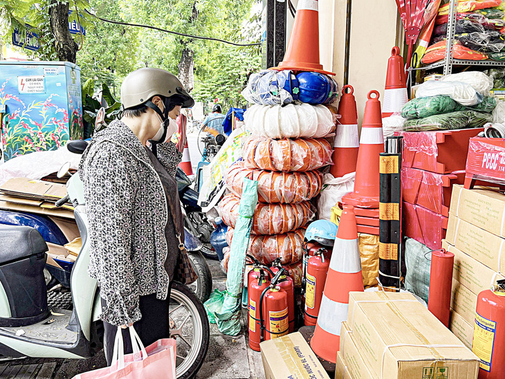 Người dân tìm mua thiết bị thoát hiểm tại một cửa hàng ở phố Đê La Thành, quận Đống Đa (Hà Nội) - Ảnh: HỒNG QUANG
