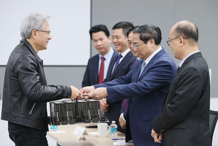 Ông Jensen Huang giới thiệu với Thủ tướng Phạm Minh Chính con chip AI A100 hồi tháng 9-2023 - Ảnh: TTXVN