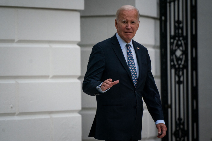 Tổng thống Mỹ Joe Biden chuẩn bị bước lên trực thăng Marine One khi ông rời Nhà Trắng hôm 17-9 - Ảnh: AFP
