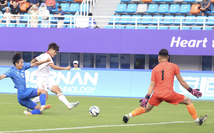 Olympic Việt Nam - Olympic Mông Cổ (hiệp 1) 2-0: Quốc Việt lập cú đúp