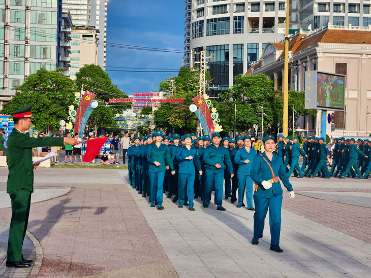 Khối nữ dân quân tại Lễ thượng cờ - Ảnh: MINH CHIẾN