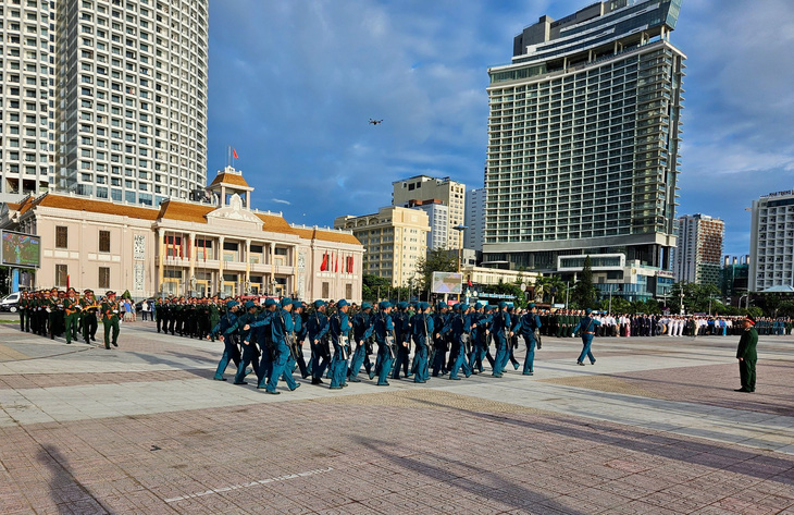 Các đơn vị lực lượng vũ trang duyệt đội ngũ tại Lễ thượng cờ - Ảnh: MINH CHIẾN