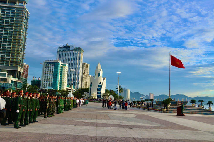 Lễ thượng cờ đầu tiên tại Khánh Hòa được tổ chức tại quảng trường 2-4 - Ảnh: MINH CHIẾN