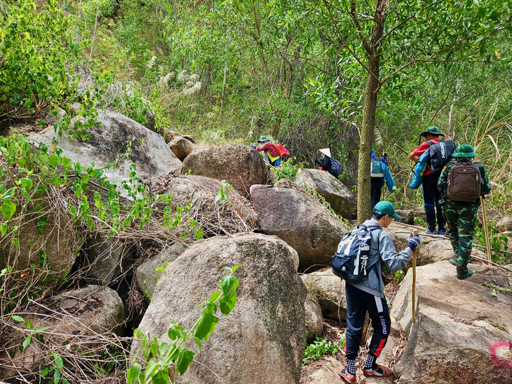 The journey to conquer Hoang Ngu Son - Photo: Minh Chien