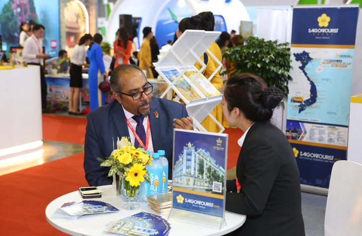 Nhân viên Saigontourist Group tiếp xúc với khách hàng quốc tế - Hội chợ ITE HCMC 2022