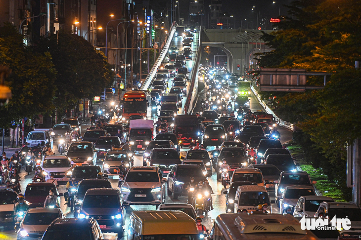 Sự đông đúc thường xuyên trên các con đường khiến nhiều người ngại sử dụng ô tô - Ảnh: HỒNG QUANG