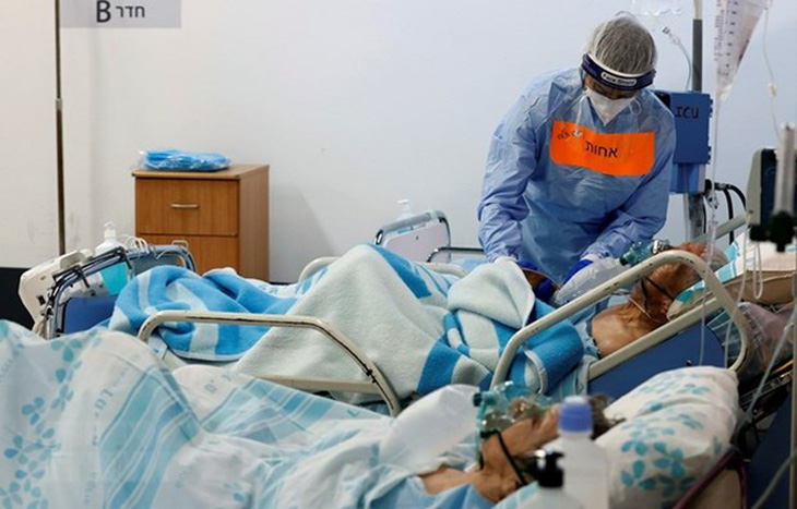 Nhân viên y tế điều trị cho bệnh nhân mắc COVID-19 tại Israel - Ảnh: AFP
