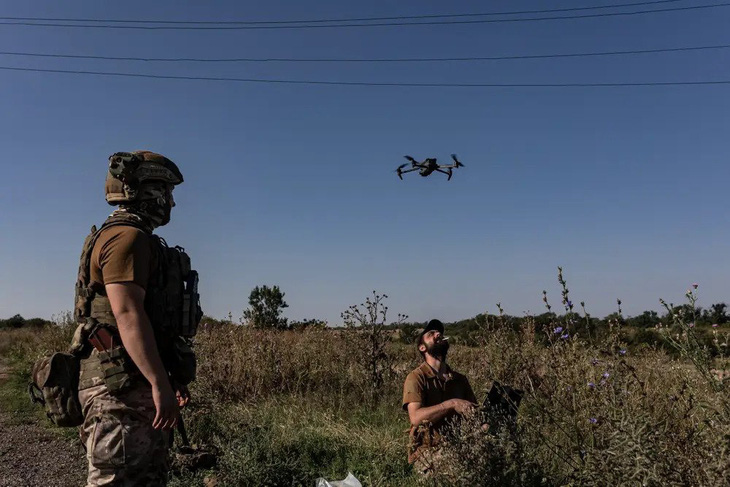 Binh sĩ Ukraine điều khiển drone trong một buổi huấn luyện quân sự ở khu vực Donetsk, đông Ukraine vào ngày 17-8-2023 - Ảnh: Anadolu Agency
