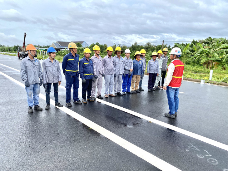 Một tổ công nhân cam kết và hô khẩu hiệu đảm bảo an toàn lao động tại dự án cầu Mỹ Thuận 2 sáng 2-9 - Ảnh: MẬU TRƯỜNG