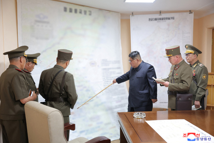 Lãnh đạo Triều Tiên Kim Jong Un trong lần thăm trung tâm huấn luyện của quân đội. Ảnh được công bố ngày 31-8 - Ảnh: REUTERS