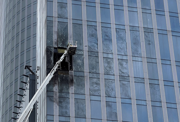 Tòa nhà tại thủ đô Matxcơva (Nga) bị hư hại sau cuộc tấn công bằng drone của Ukraine rạng sáng 23-8 - Ảnh: AFP