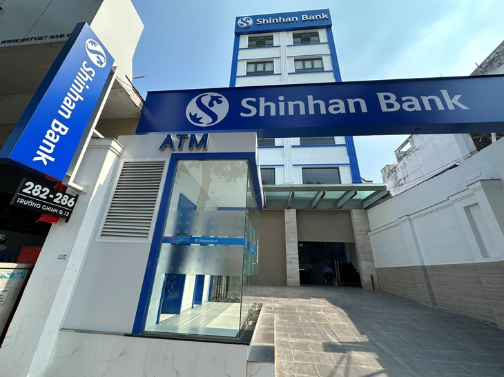 Ngược chiều khó khăn chung ngành ngân hàng, nhiều nhà băng ngoại thi nhau báo lãi đậm - Ảnh: Shinhan