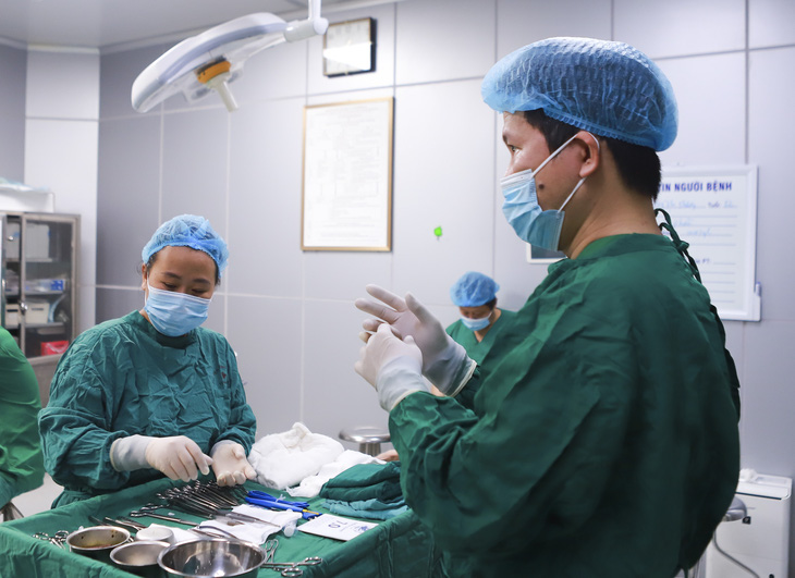 Bác sĩ Tống Hải thực hiện phẫu thuật tại Bệnh viện Bỏng quốc gia - Ảnh: Bác sĩ cung cấp