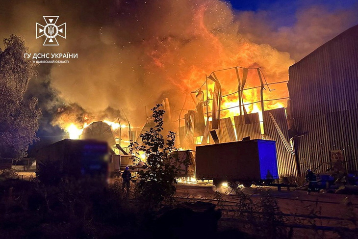 Ukraine tố drone Nga tấn công thành phố Lviv khiến một nhà kho bị cháy hôm 19-9 - Ảnh: REUTERS