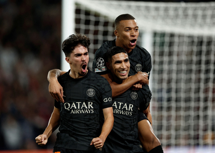 Niềm vui của các cầu thủ PSG sau khi ghi bàn vào lưới Dortmund - Ảnh: REUTERS