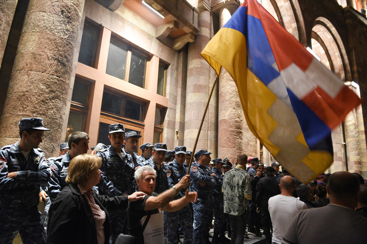 Cảnh sát Armenia bảo vệ lối vào tòa nhà chính phủ khi những người biểu tình yêu cầu Thủ tướng Nikol Pashinyan từ chức vào tối 19-9 - Ảnh: AFP
