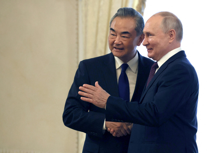 Tổng thống Nga Vladimir Putin (phải) gặp Bộ trưởng Ngoại giao Trung Quốc Vương Nghị tại Saint Petersburg ngày 20-9 - Ảnh: AFP