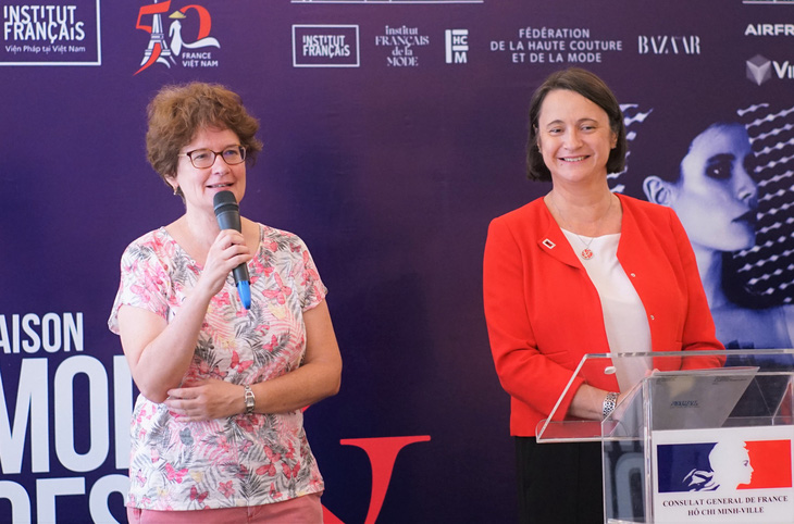 Từ trái sang: bà Emmanuelle Charrier - giám đốc Viện Pháp tại TP.HCM và bà Emmanuelle Pavillon Grosser - tổng lãnh sự Pháp - chia sẻ về chuỗi sự kiện văn hóa cuối năm 2023 - Ảnh: H.VY