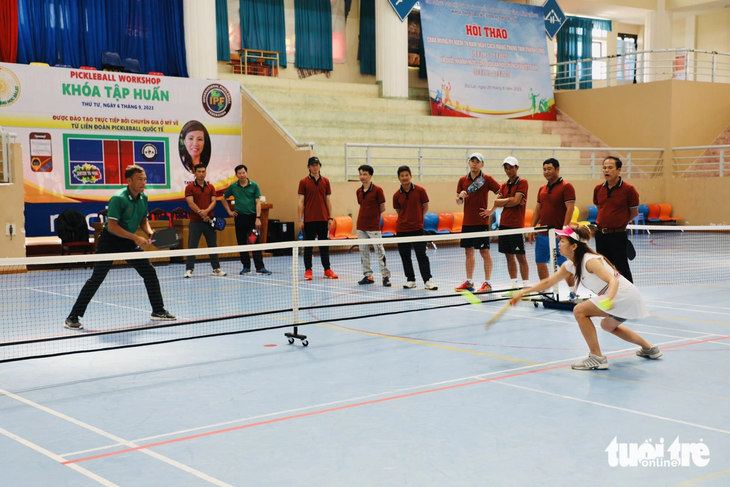 Sân thi đấu của pickleball là sân cầu lông và dùng lưới quần vợt - Ảnh: LÂM NGUYÊN