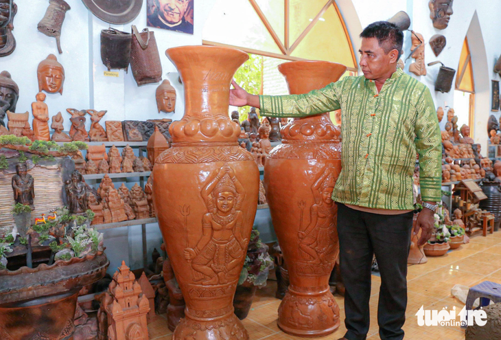 Bình gốm được các nghệ nhân Chăm làng gốm cổ Bàu Trúc chế tác tinh xảo sẽ được đưa ra bán đấu giá góp quỹ giúp người nghèo - Ảnh: DUY NGỌC