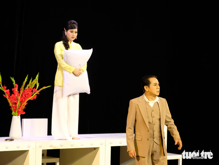 Nghệ sĩ  Thành Lộc (vai Lĩnh Nam) và nghệ sĩ Lê Khánh (vai Giáng Hương) - Ảnh: LINH ĐOAN