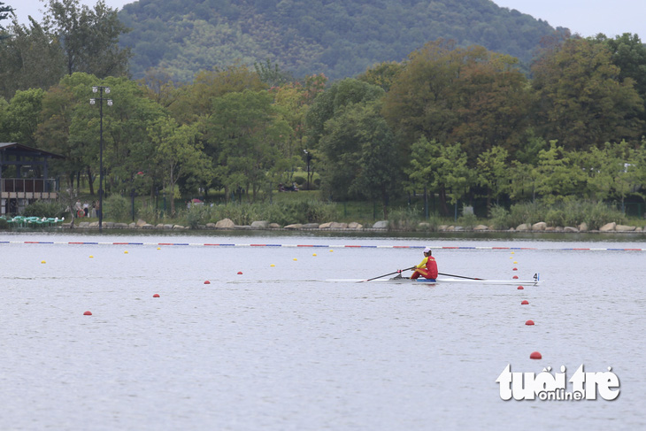 Vận động viên Hồ Thị Duy thi đấu ở nội dung thuyền đơn nữ hạng nặng hai mái chèo - Ảnh: ĐỨC KHUÊ