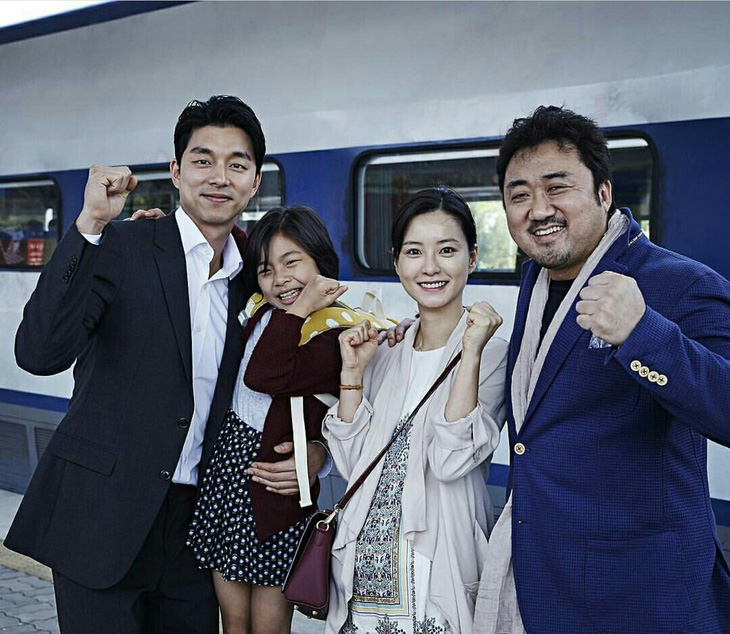 Gong Yoo (ngoài cùng bên trái) và Jung Yoo Mi (thứ ba từ trái sang) trong bom tấn xác sống Train to Busan.