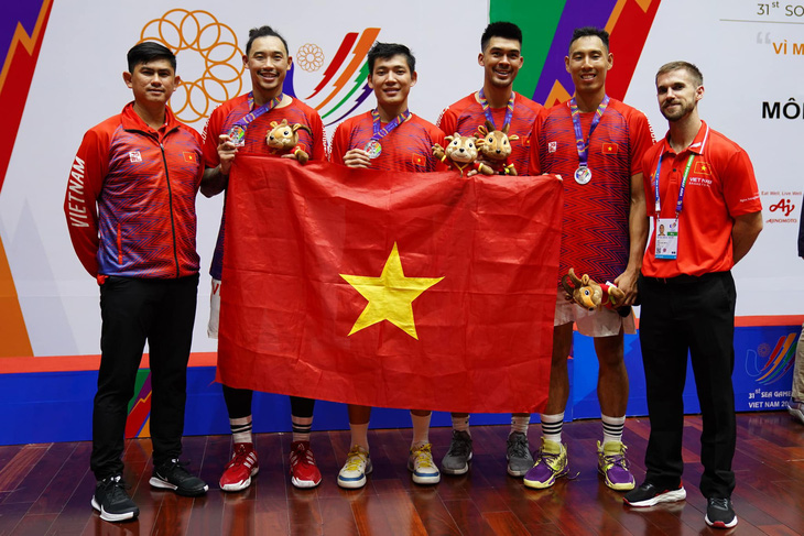 HLV Matt Van Pelt (bìa phải) cùng tuyển Việt Nam giành HCB bóng rổ 3x3 tại SEA Games 31 - Ảnh: VBA