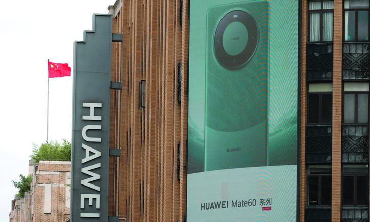 Quảng cáo Mate 60 5G tại một cửa hàng Huawei ở Thượng Hải. Ảnh: Alex Plavevski/EPA