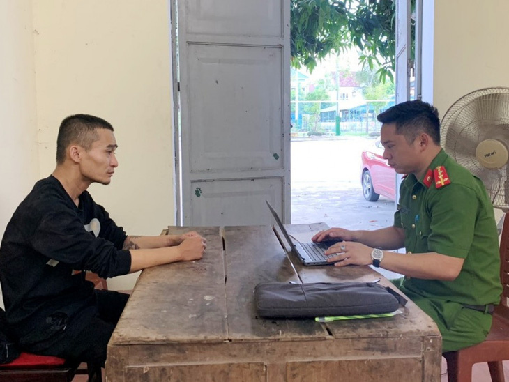 Phan Quang Tâm (trái) tại cơ quan công an - Ảnh: CACC