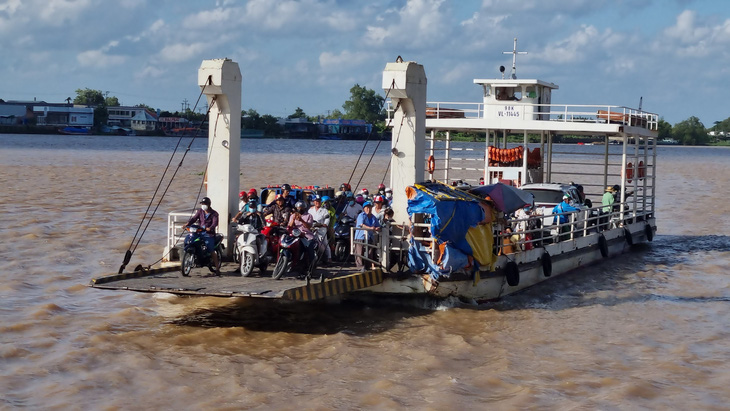 UBND TP Vĩnh Long đề nghị huyện Long Hồ dừng hoạt động bến phà An Bình do nằm trong vùng nguy cơ sạt lở nguy hiểm - Ảnh: TỐNG KHOA