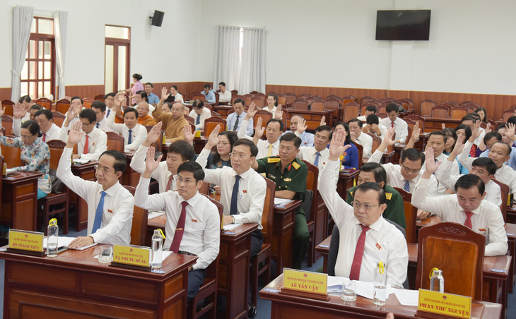 Các đại biểu HĐND tỉnh Bạc Liêu biểu quyết thông qua các nghị quyết tại kỳ họp chuyên đề diễn ra sáng 20-9 - Ảnh: THANH NGUYỄN