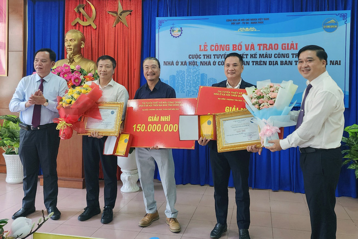 Quyền Chủ tịch UBND tỉnh Võ Tấn Đức (bìa trái) và Giám đốc Sở Xây dựng Hồ Văn Hà trao giải cho các phương án thiết kế nhà ở xã hội - Ảnh: H.M.