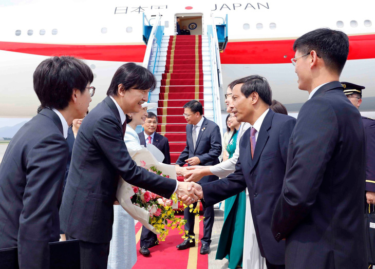 Hoàng thái tử Akishino và Công nương Kiko đến sân bay Nội Bài chiều 20-9, bắt đầu chuyến thăm chính thức Việt Nam - Ảnh: TTXVN