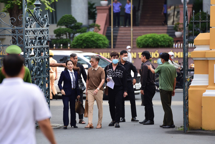 Ông Huỳnh Minh Hưng (Đàm Vĩnh Hưng) được xác định là người có quyền và nghĩa vụ liên quan đến tòa- Ảnh: DUYÊN PHAN